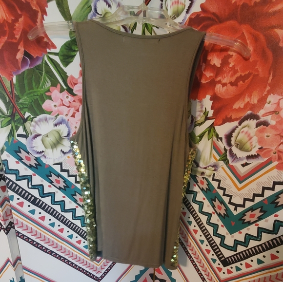 Sequin V-Neck - Picture 2 of 5